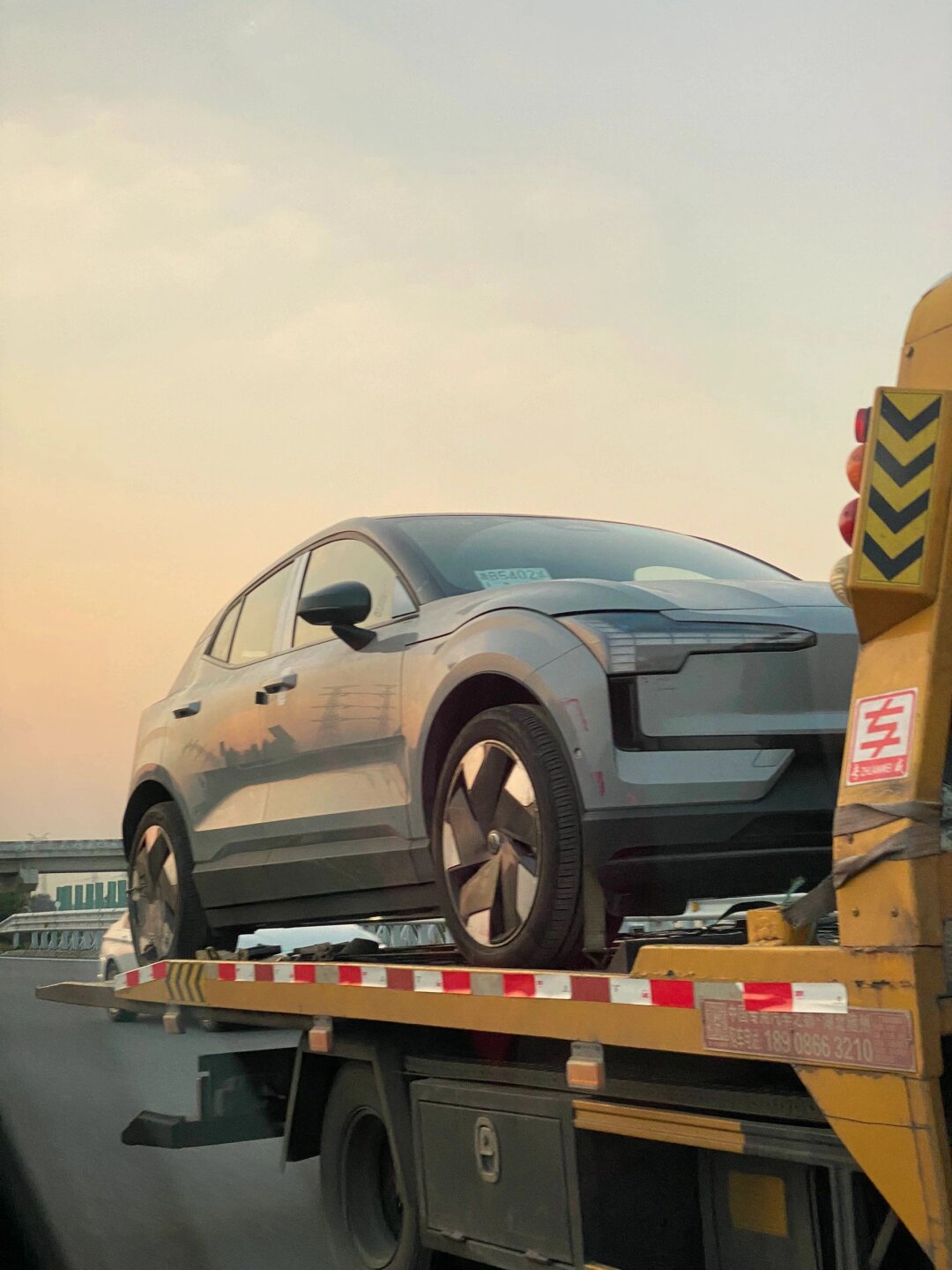 最小型的沃尔沃电车它来了  想象一下,在宽阔的高速公路上,车流如织