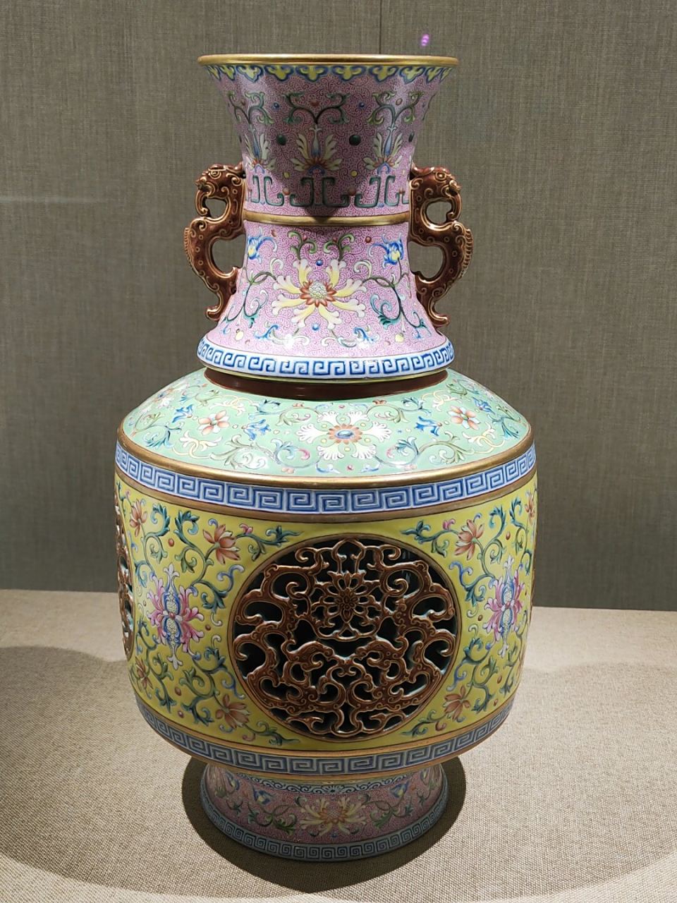 古玩瓷器艺术品  98古玩瓷器,它们静静地躺在岁月的长河中,仿佛是在