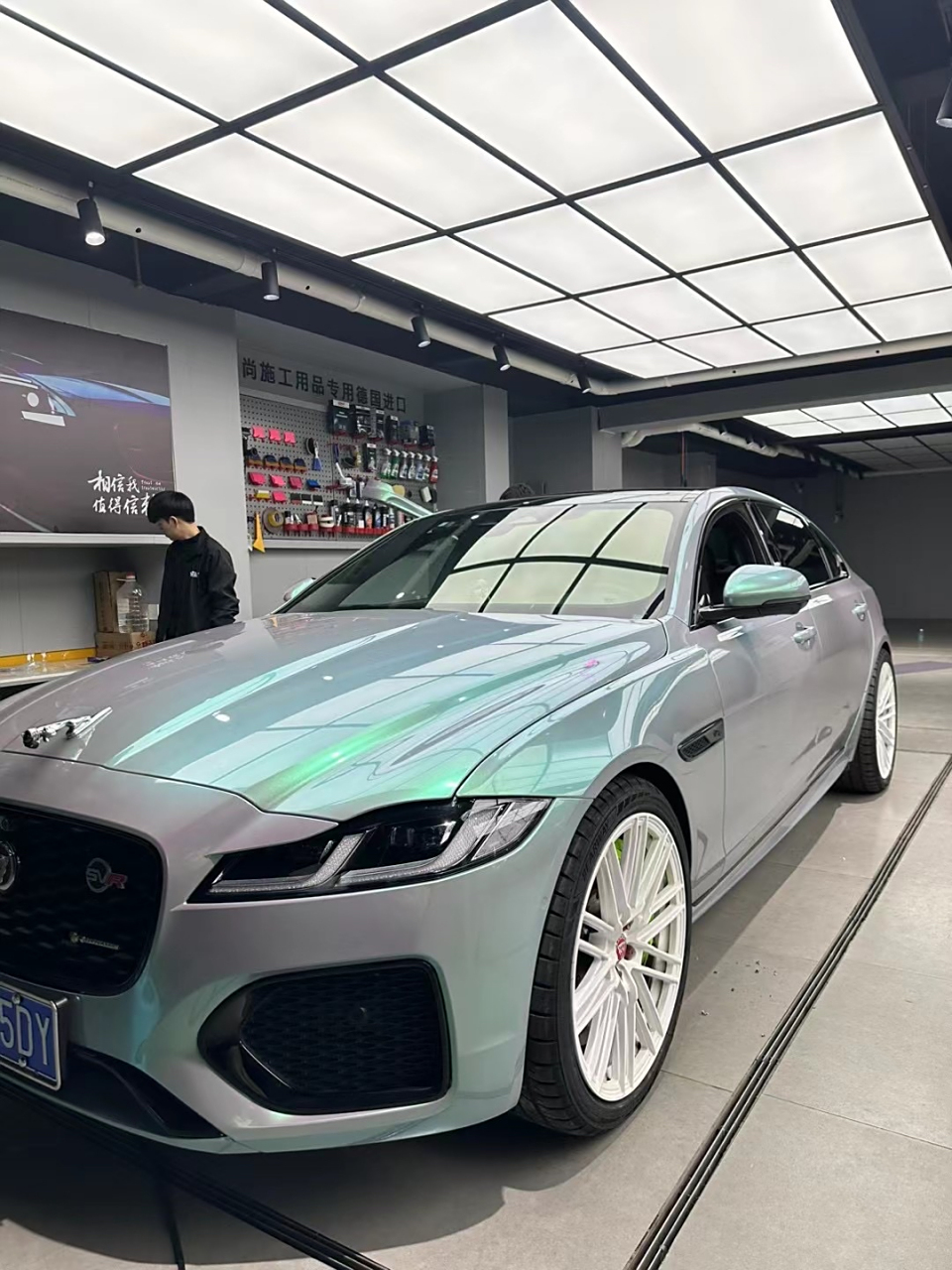 原色是祖母绿,车主觉得不够靓丽,选择贴梦幻系列,贴出来是真的很炸裂