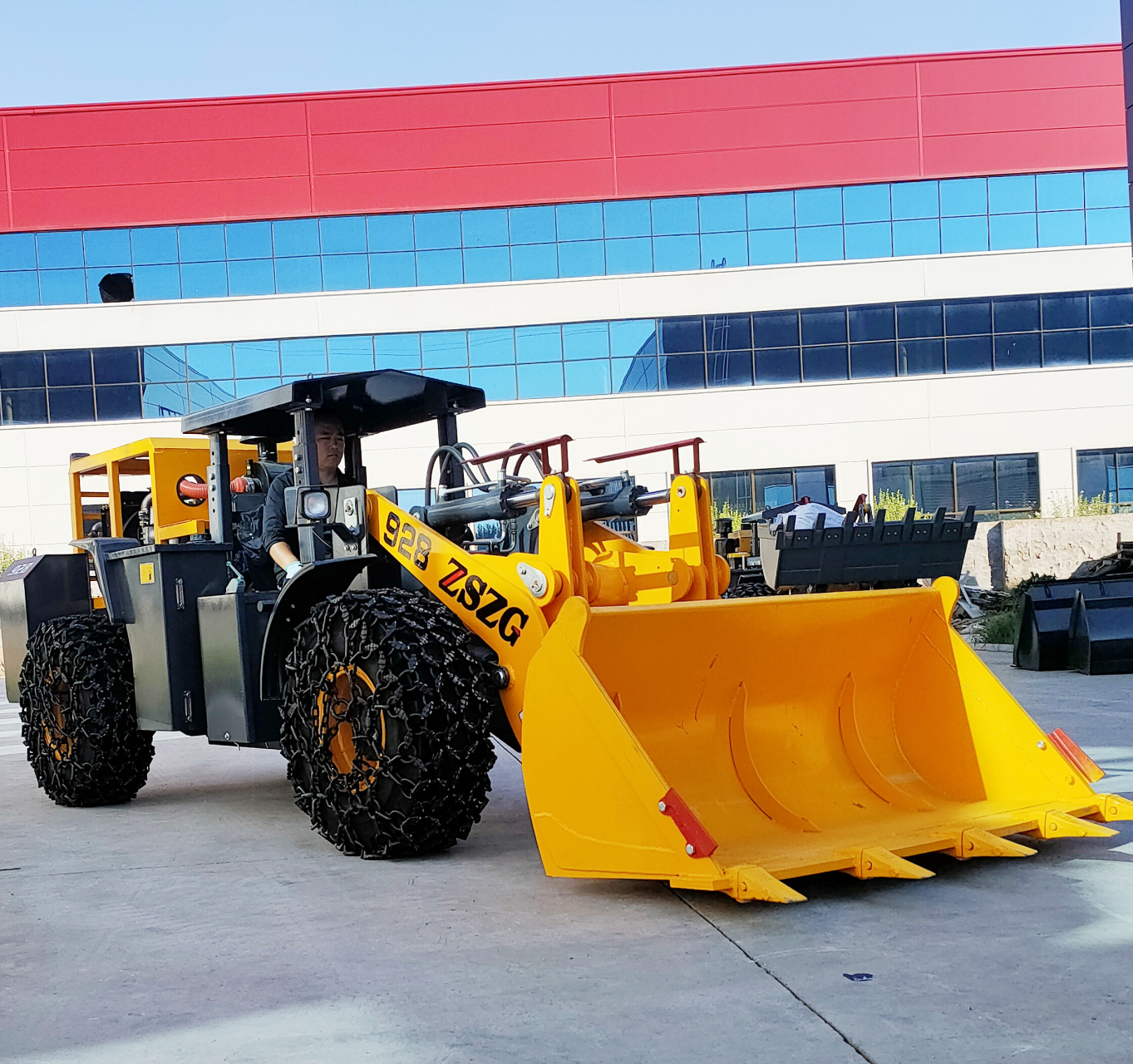 井下20矿用铲车具有强大的铲装能力,采用先进的液压传动技术和全封闭