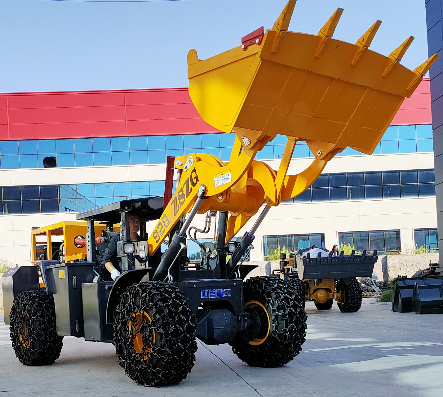 井下20矿用铲车具有强大的铲装能力,采用先进的液压传动技术和全封闭