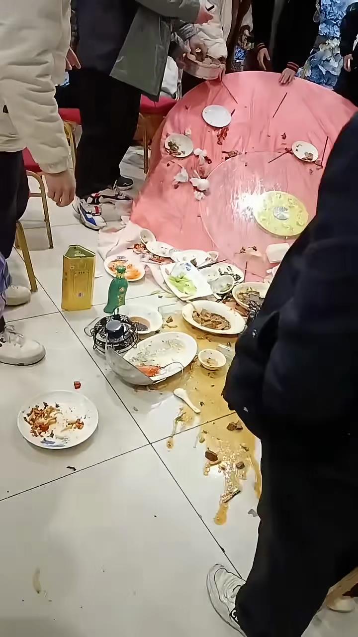 男子聚餐见外甥理发,当场发怒掀桌子:"别叫我舅舅"