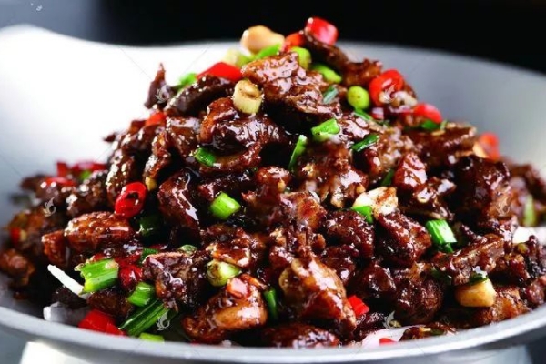 血酱鸭是一道具有浓郁湖南风味的特色菜肴,色泽红亮,口感鲜嫩