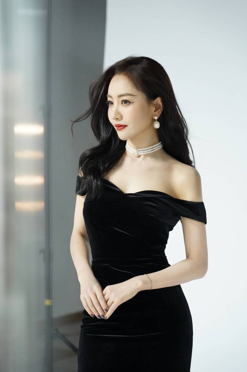 杨蓉是一位备受瞩目的女演员,她身穿裙装的优雅气质令人惊叹,清新脱俗