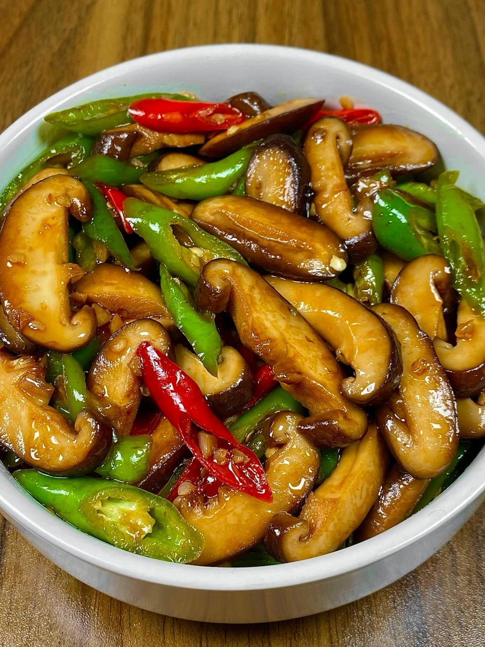 这道青椒炒香菇好吃又下饭!