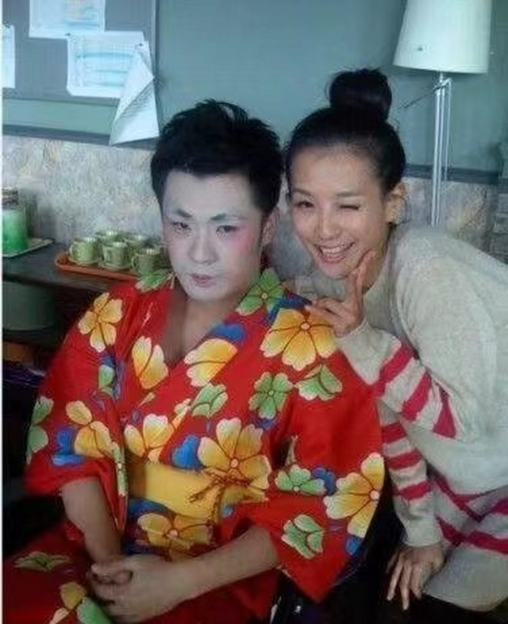 《爱情公寓》中曾小贤日本艺伎幕后花絮,大家都跑来来合影,氛围真好.