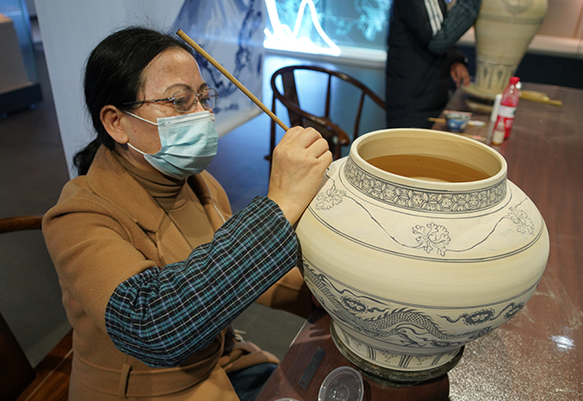 青花瓷以其清新淡雅的蓝色花纹和细腻质地深受喜爱.蓝色花纹在烧制过