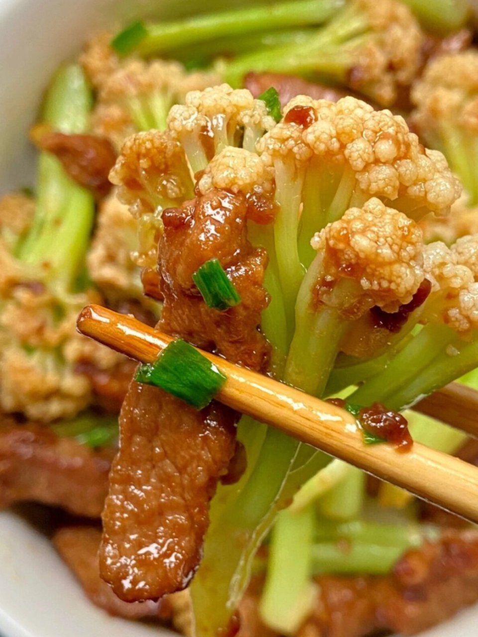 白花菜炒肉 白菜花口感清甜,肉片嫩滑