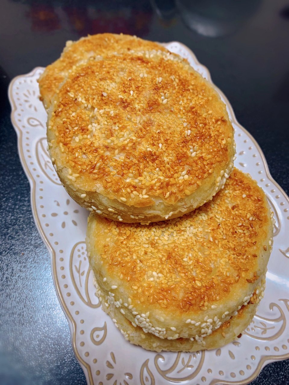 金黄酥脆的油酥烧饼,无敌好吃 面团: 面粉:300g 酵母:3 水:180(取60g