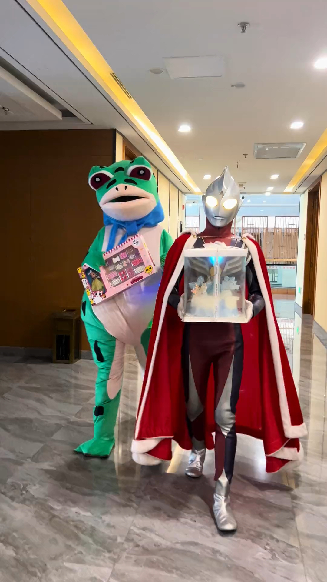 迪迦奥特曼给小朋友过生日