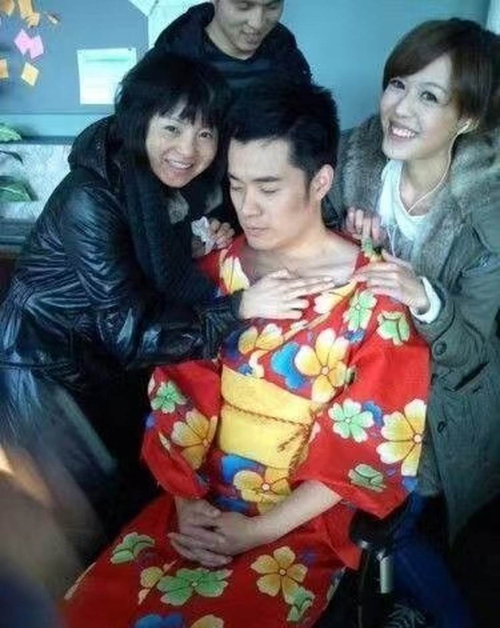 《爱情公寓》中曾小贤日本艺伎幕后花絮,大家都跑来来合影,氛围真好.