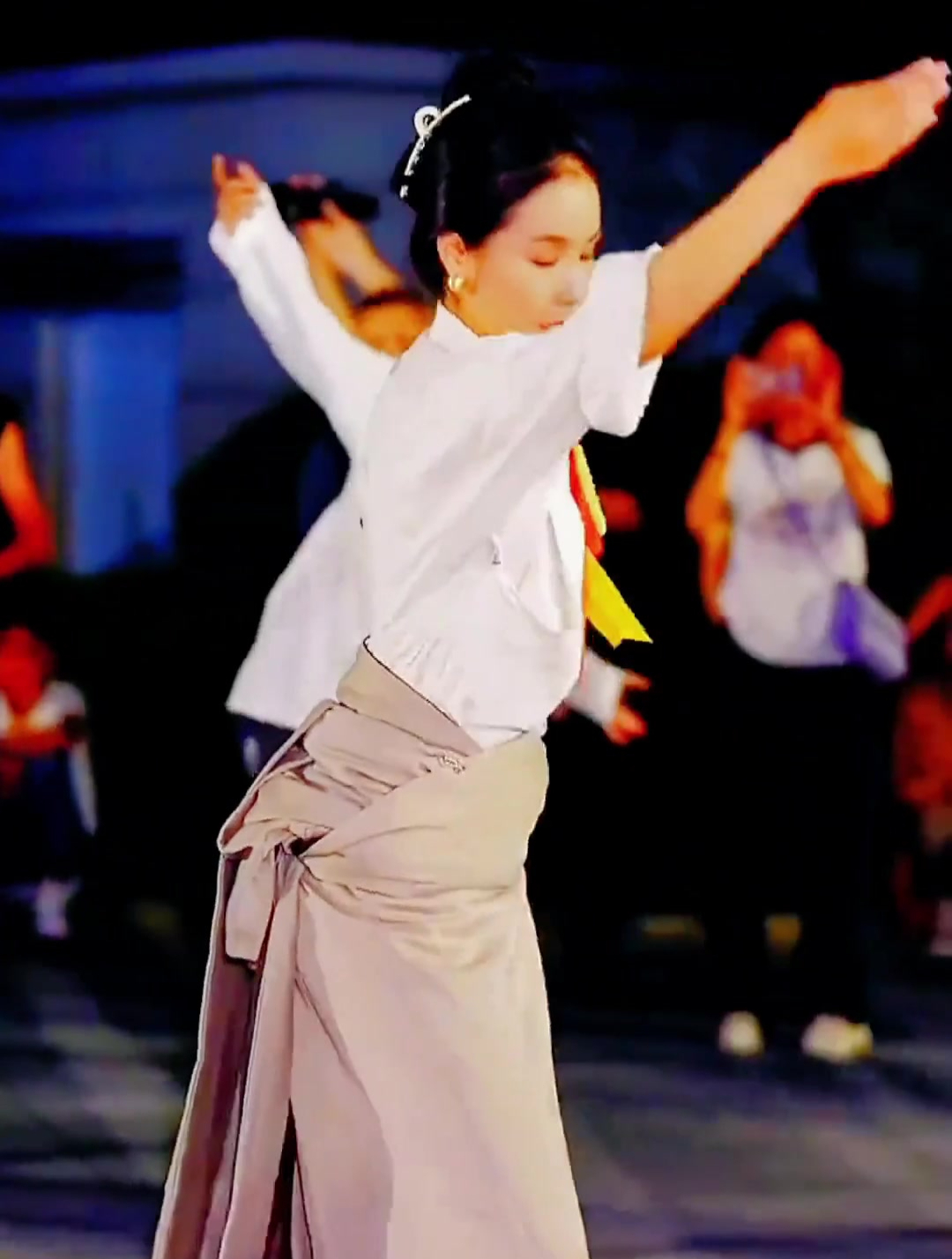 锅庄舞弦子雍吉"卓热查姆"请您欣赏舞蹈