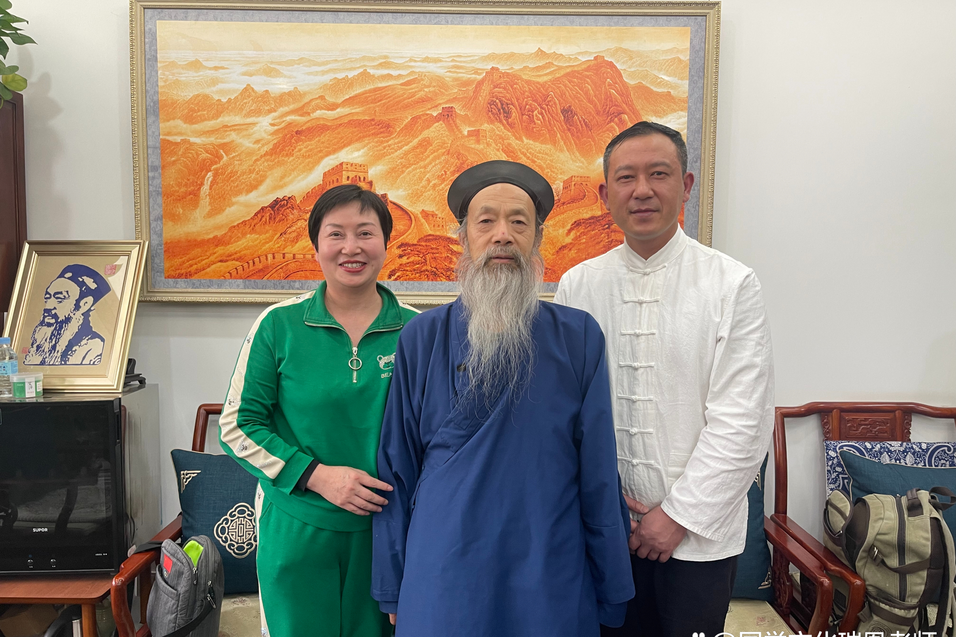 袁瑞凰师从中国道教协会副会长,吴诚真方丈,致力于弘扬中华道家文化