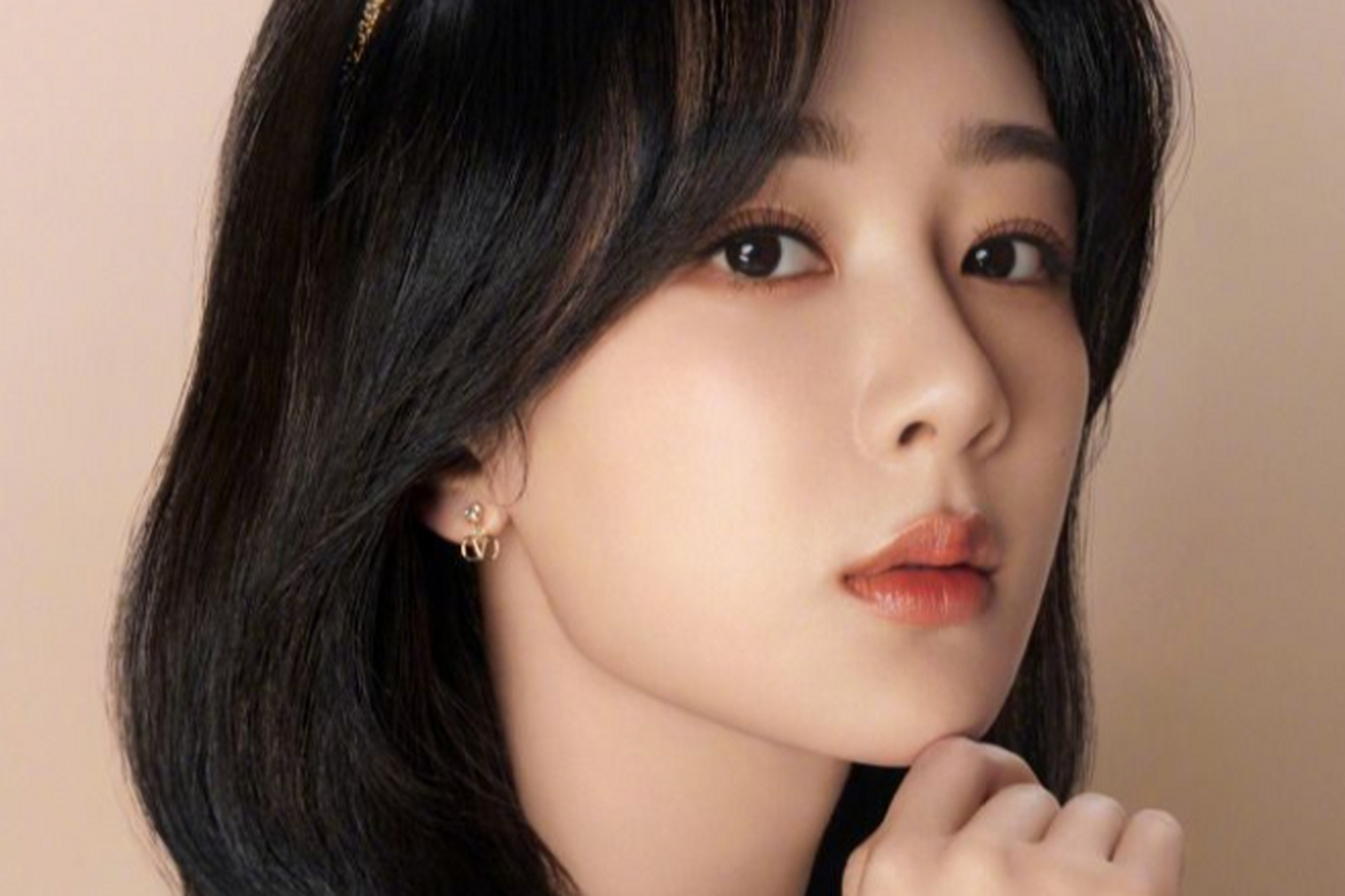 成为知名品牌代言人,橘色挂脖连衣裙 俏皮丸子头,时尚icon身份尽显.