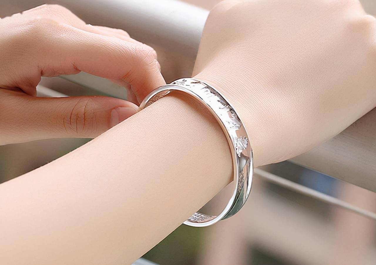 女性长期戴银手镯,身体最后会咋样?可能很多人还不清楚