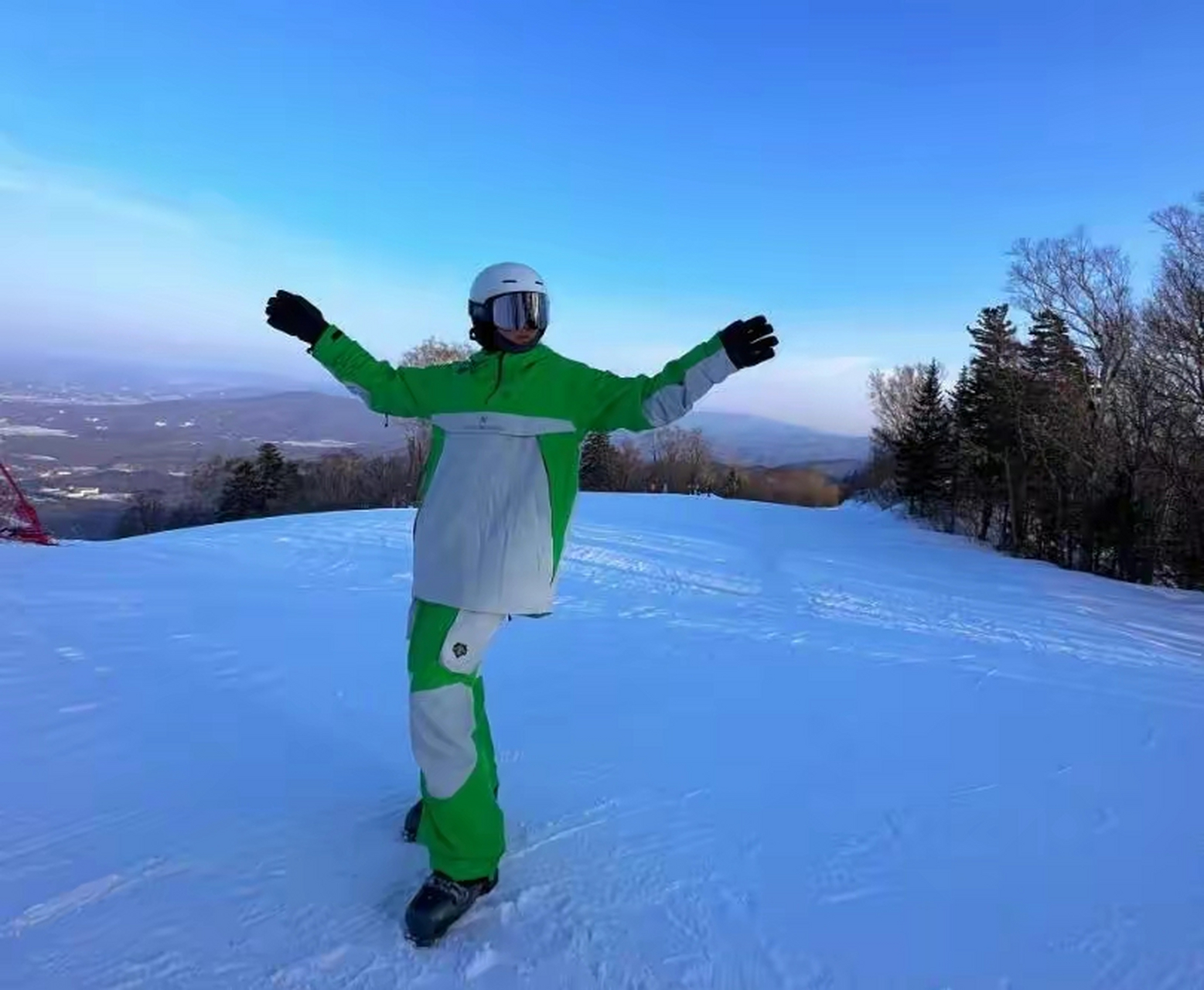 她还附文透露称,和妈妈都是第一次滑雪,并自侃动作很菜,张馨予真的