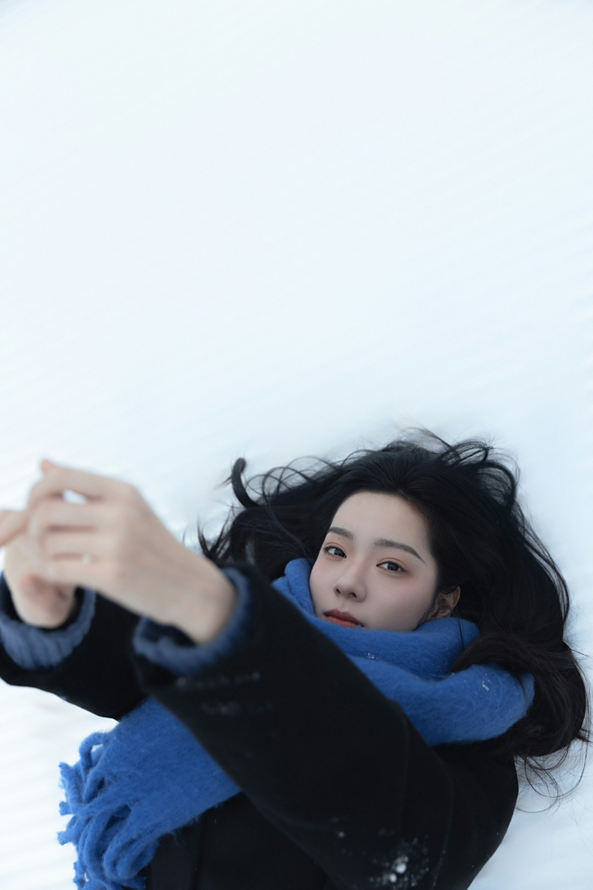 雪地的中国00后女神演员庄达菲太美了,纯真可爱甜美,纯天然颜值和洁白