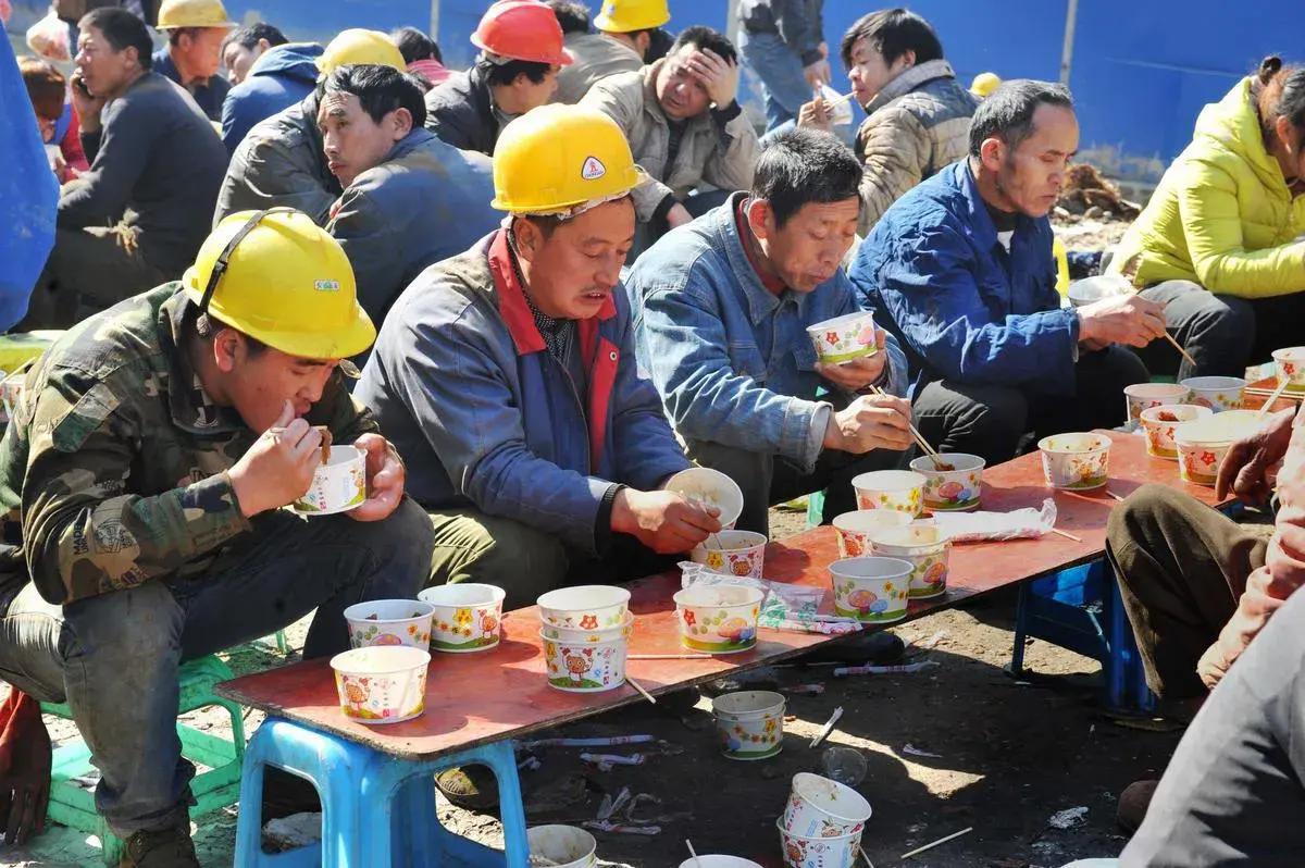 标题55岁夫妻进城打工儿子命运改变