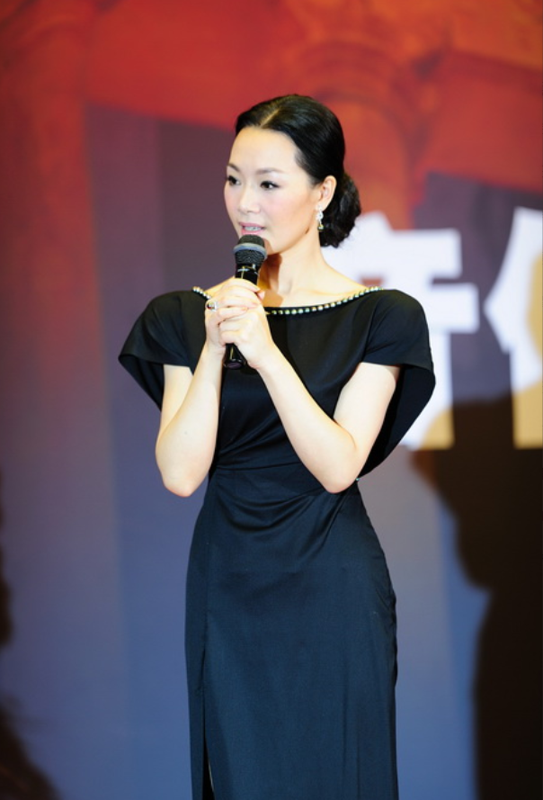 回顾歌唱家吕薇男友的病逝让她心痛独自生活多年50岁仍未婚