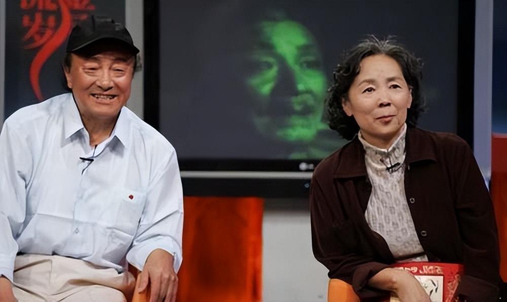 1994年,在上海某医院,演员刘尚娴和刘世龙站在病床前握着作家巴金的手