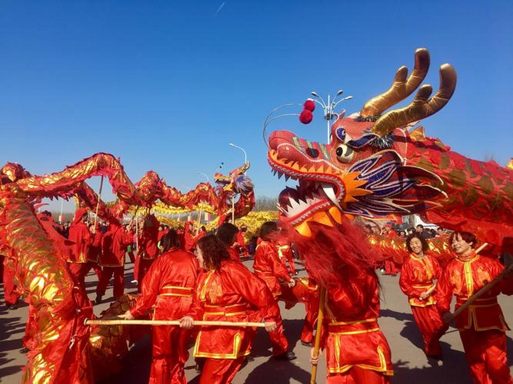 "二月二龙抬头"是中国民间传统节日,人们在这一天剃龙头,祭龙,吃龙食