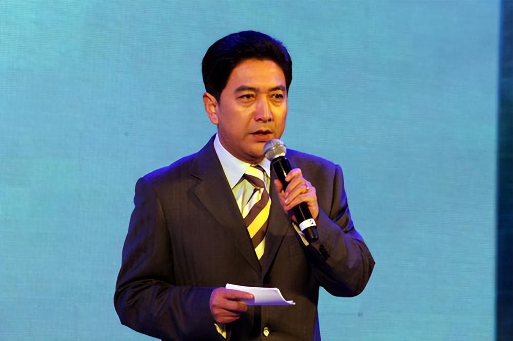 回顾央视主持水均益现身加拿大与美女微笑合影还被质疑移民