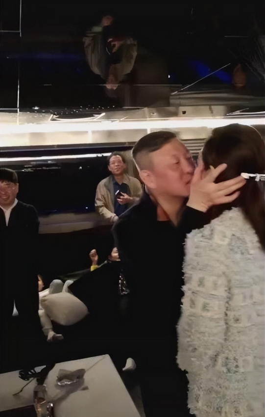 2020年,52岁的韩磊在某场聚会上当众亲吻了妻子,以此表达自己的满腔