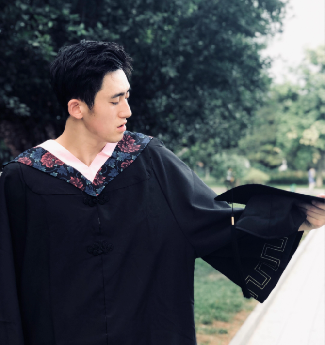 回顾他曾是体校男神因病变成面瘫凭借着乐观坚强感动网友