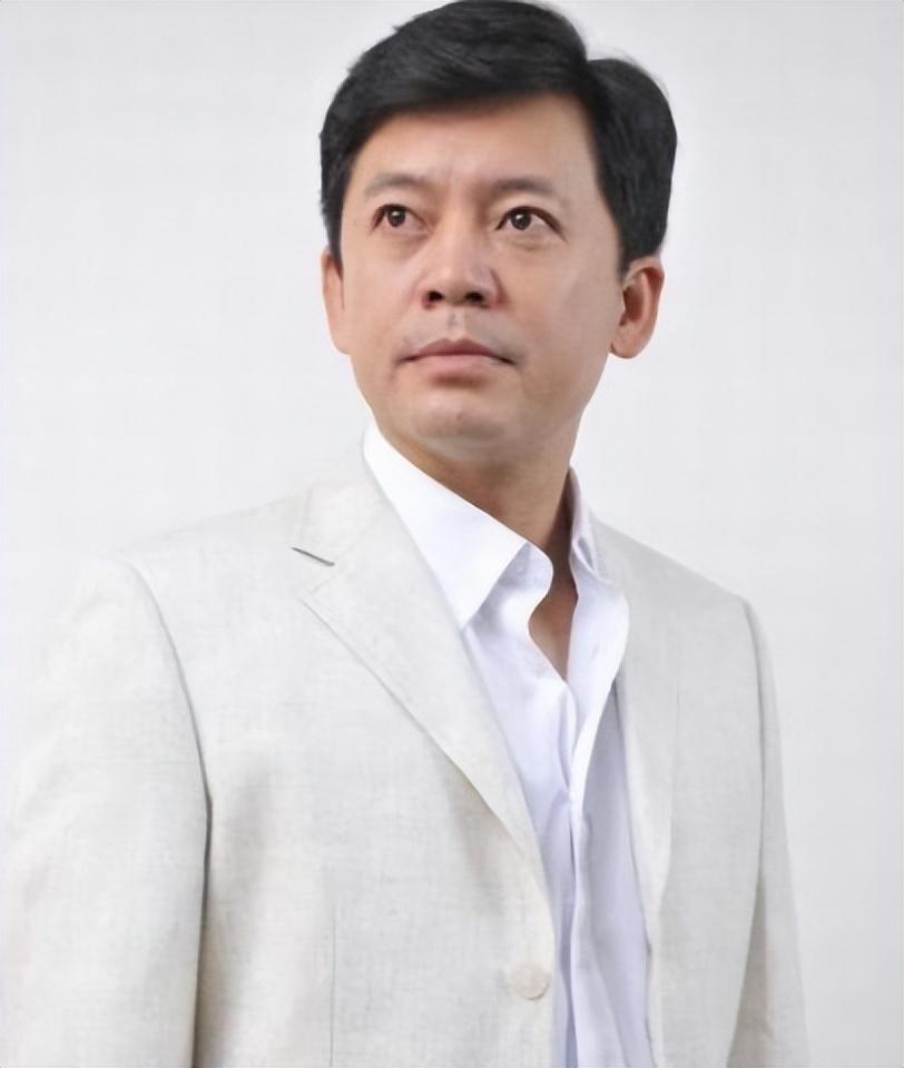 回顾何政军错过巩俐娶初恋结婚多年恩爱如初今爱情事业丰收