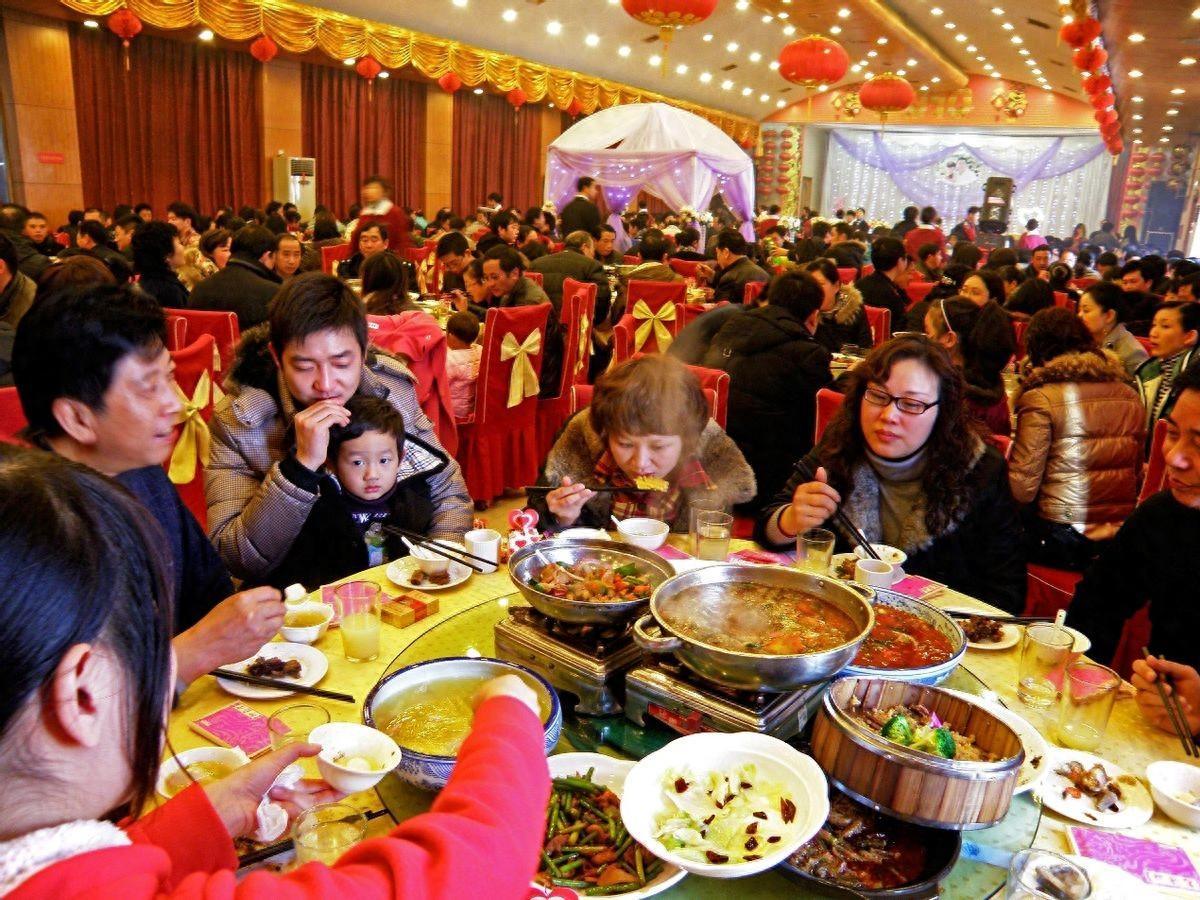 60年代吃糠咽菜、70年代粗粮充饥、80年代勉强温饱，现在吃什么？