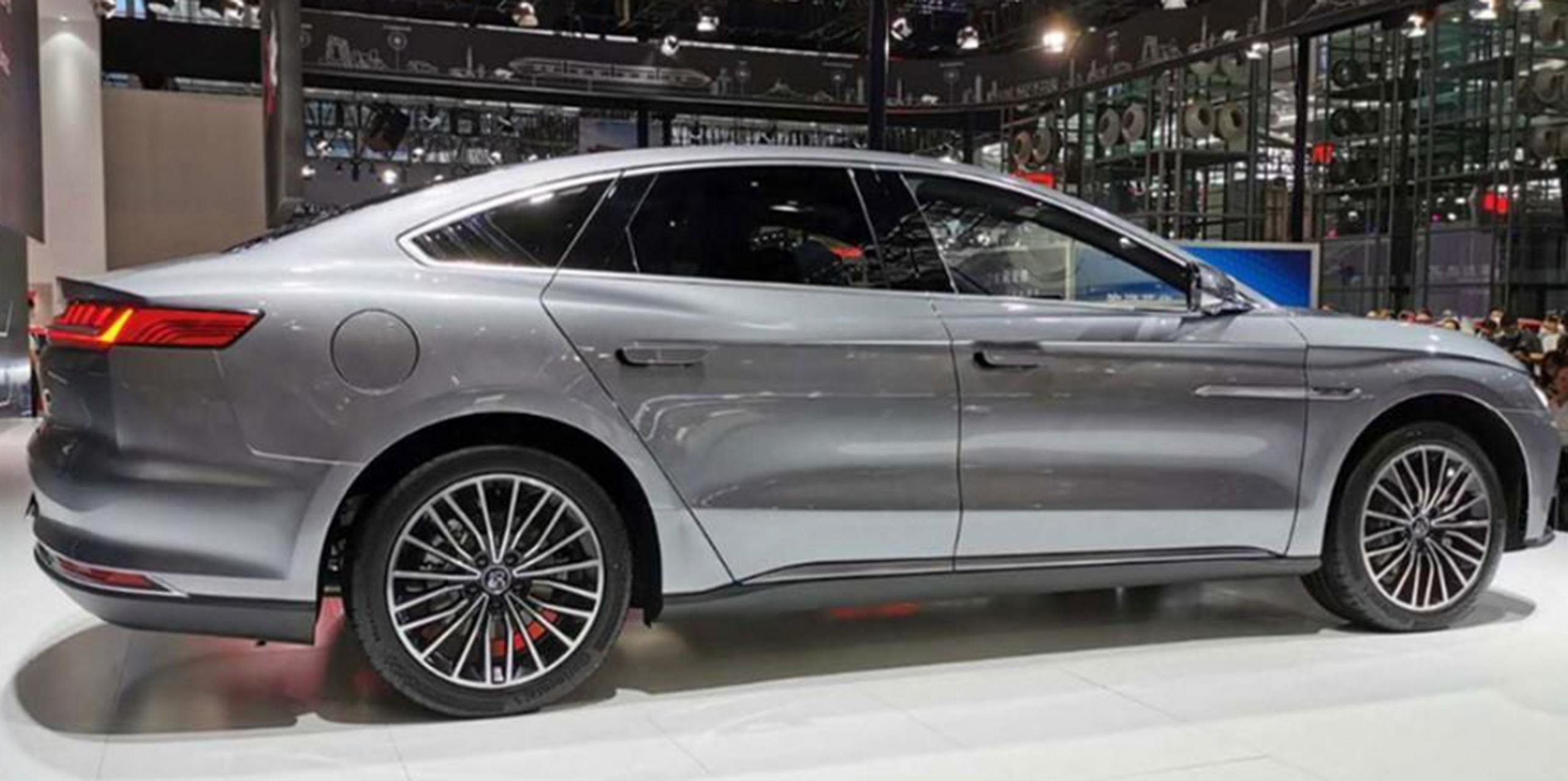 汽车品牌通过营销手段蹭热点事件提高知名度,比亚迪蹭"宾利司机行凶