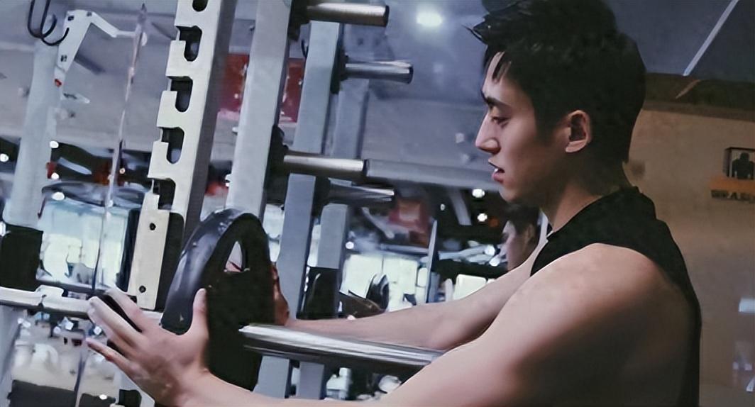 回顾他曾是体校男神因病变成面瘫凭借着乐观坚强感动网友