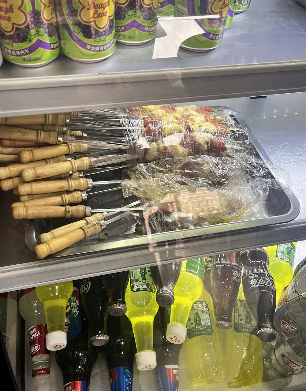 牛肉拉面10元蘑菇炒牛肉盖浇面14元牛肉串4串12元拌菜小盘3元小汽水1