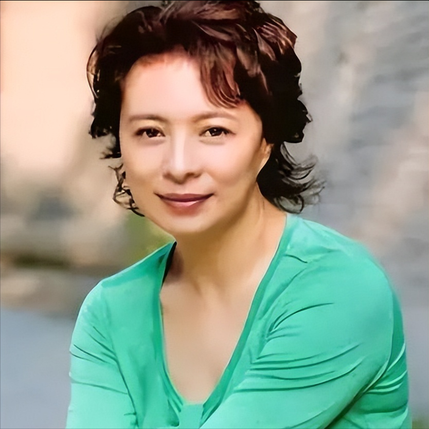 演员刘佳隐退10年将父亲骨灰放家中8年活成了贤妻良母