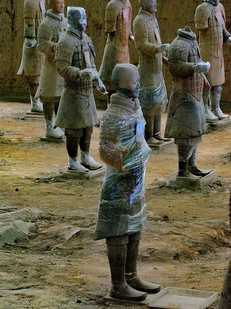 回顾兵马俑是活人烧制陕西一尊兵马俑开裂真相水落石出