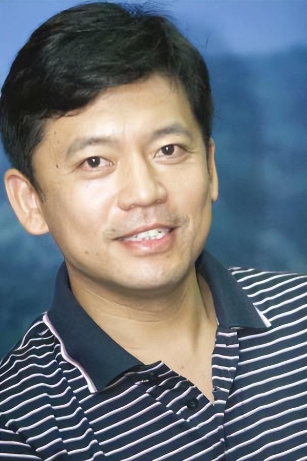 回顾何政军错过巩俐娶初恋结婚多年恩爱如初今爱情事业丰收