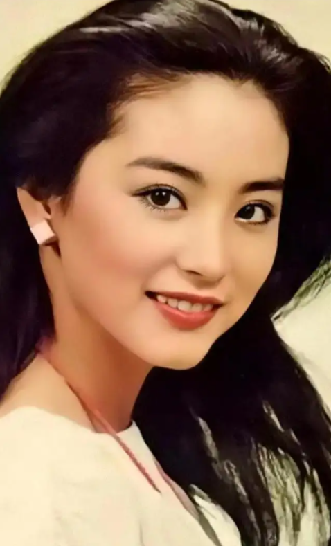 回顾叶子楣的传奇情史巅峰时为爱隐退恩爱26年56岁孤身一人