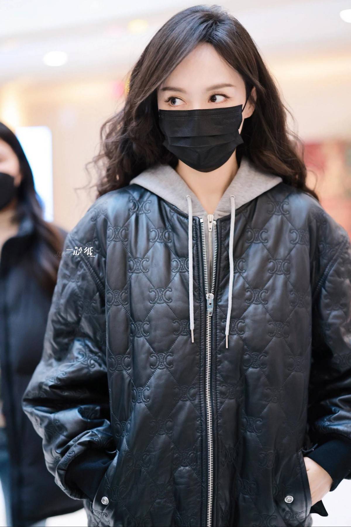 "唐嫣"带火了一种新穿法:短外套 卫衣 牛仔裤,时髦洋气又减龄