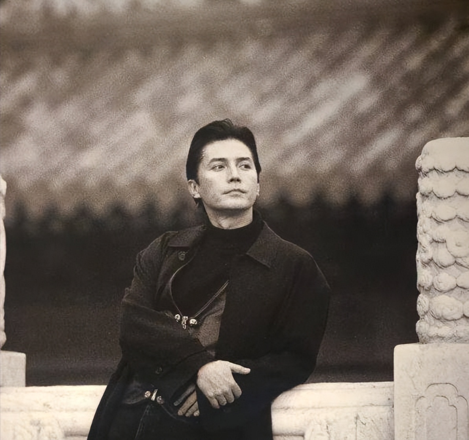 回顾当时代抛弃一代男神尊龙时连声招呼都不会打