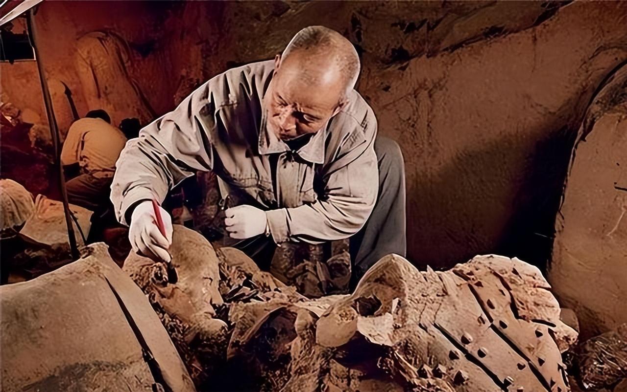 回顾兵马俑是活人烧制陕西一尊兵马俑开裂真相水落石出