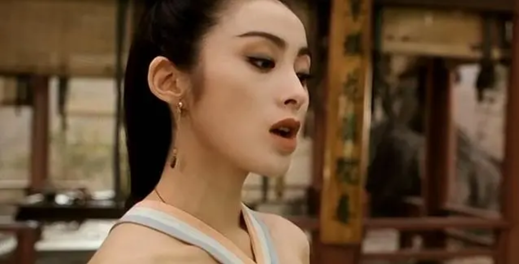 有人说向华胜特意找人为张敏看过面相,说她两颊无肉,不旺夫.