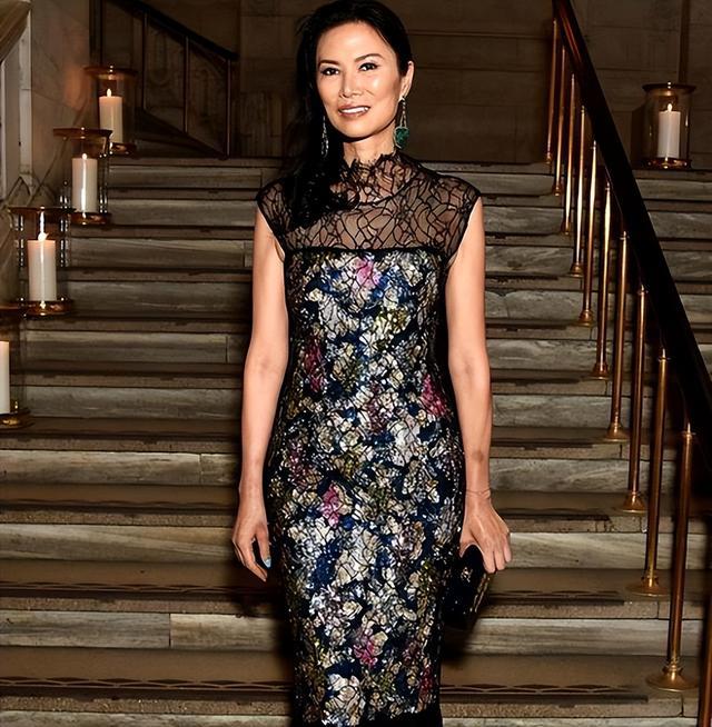 2013年,佣人告诉默多克:英国前首相来过邓文迪卧室,并关上了门