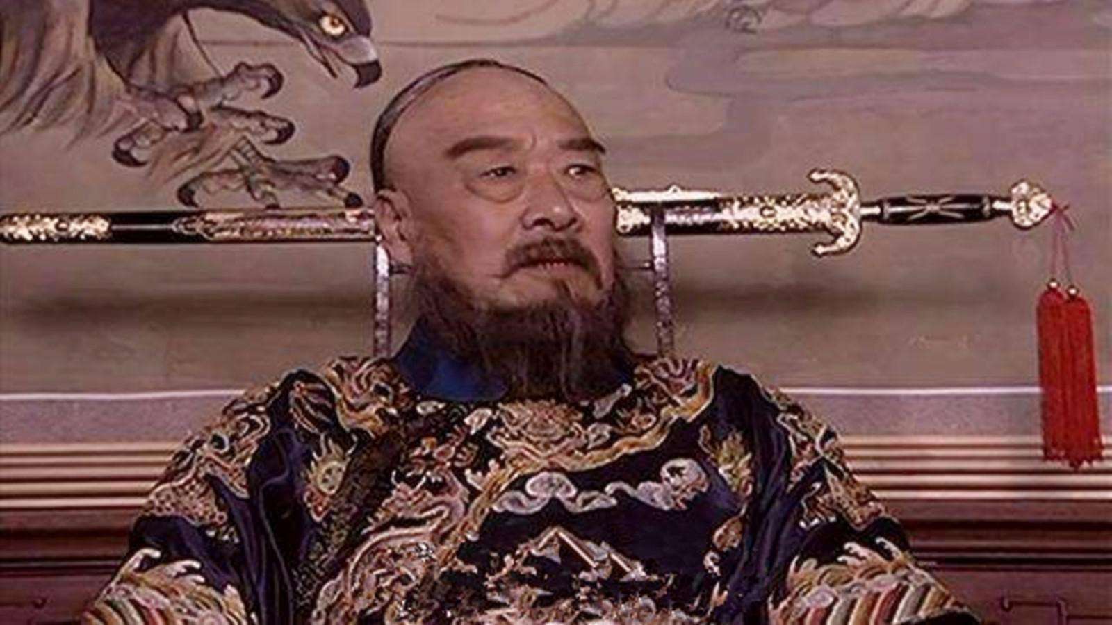 鳌拜被行刑前求见康熙,撕开衣服后,康熙为何含泪赦免其死罪?