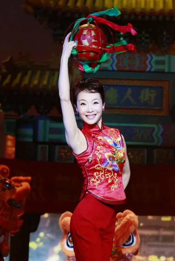 回顾歌唱家吕薇男友的病逝让她心痛独自生活多年50岁仍未婚