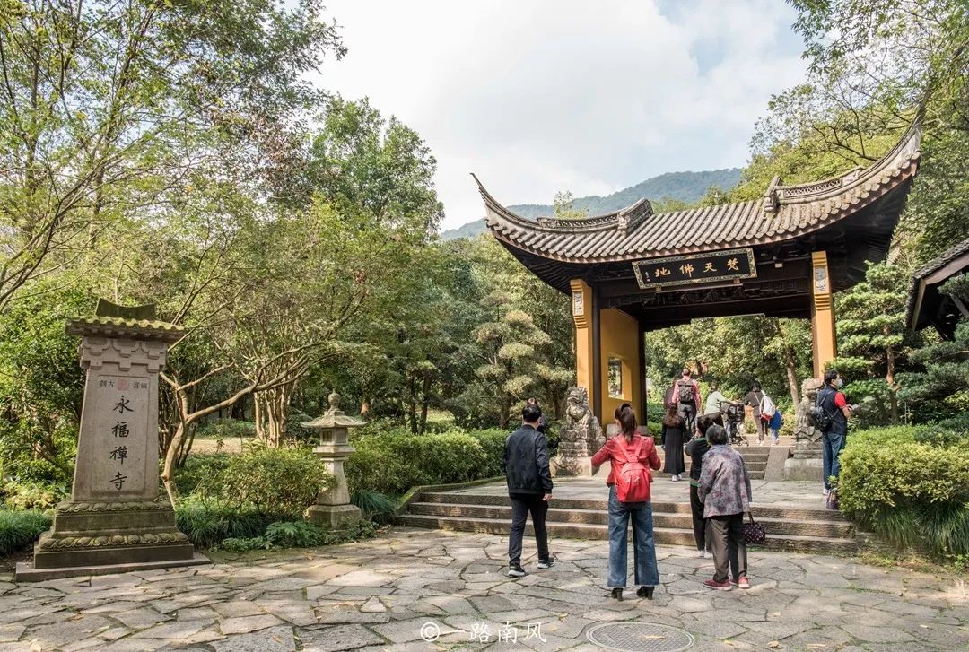 杭州隐藏一座超高颜值的古寺,已有1600多年,比灵隐寺更幽静