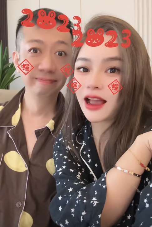 08年香港大叔爱上湖南打工妹认识3月花费上百万现状如何