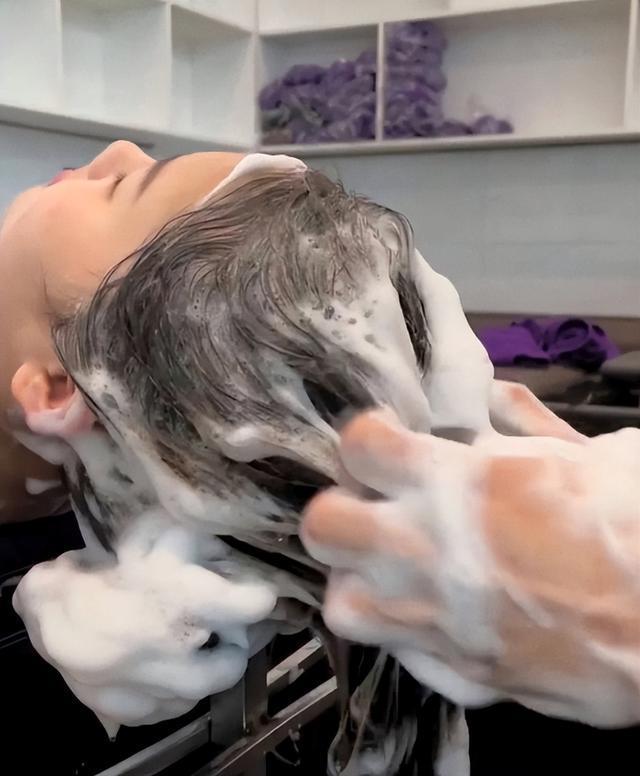 洗完头发不要急着吹,学会做到这几件事,发质柔顺发量也增多!