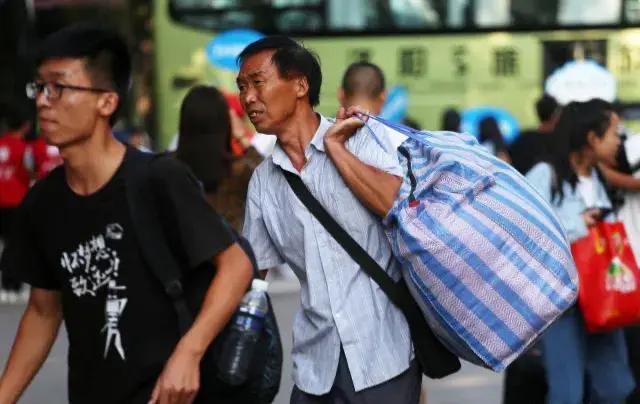 标题55岁夫妻进城打工儿子命运改变