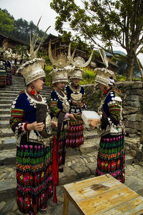 古代的少数民族与汉族语言不通他们的文化是怎样被记载下来