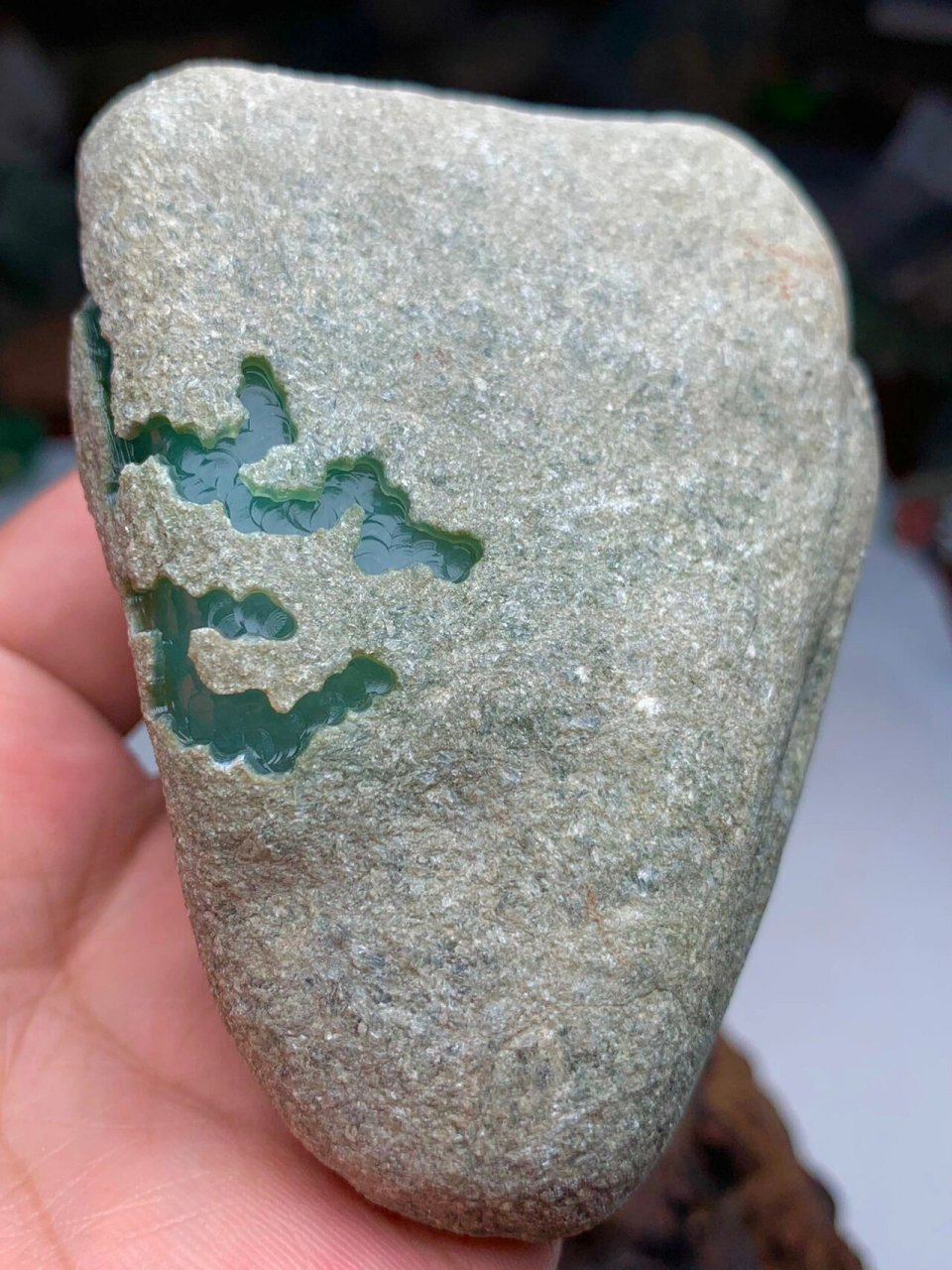 老坑,新坑被用滥了,只要是翡翠都说是老坑,而一些砖头料则被称作是新